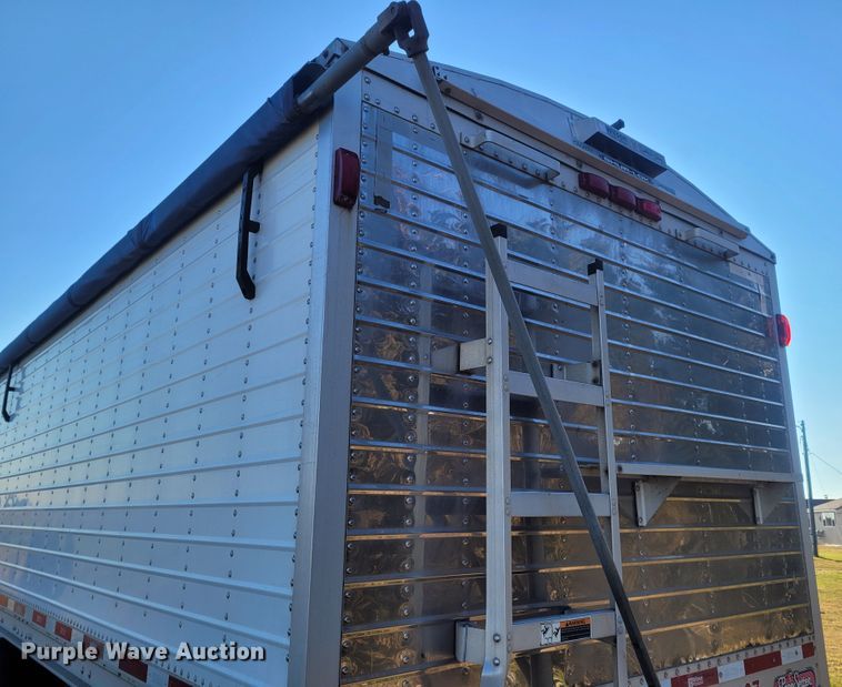 image for item FC9090 2010 Wilson DWH-500 Pace Setter  grain trailer