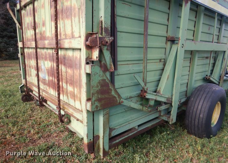 image for item HU9319 John Deere 200  hay bale stacker