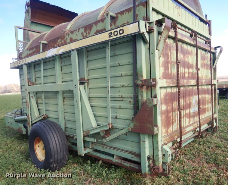 image for item HU9319 John Deere 200  hay bale stacker
