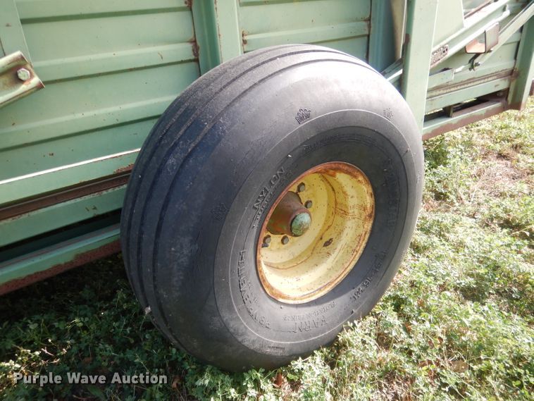 image for item HU9319 John Deere 200  hay bale stacker