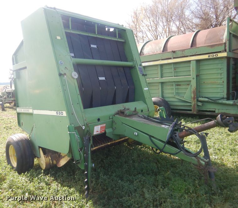 image for item HU9320 1985 John Deere 530  round baler