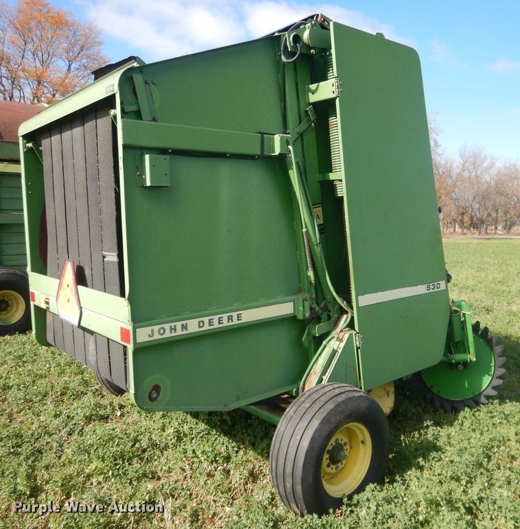 image for item HU9320 1985 John Deere 530  round baler