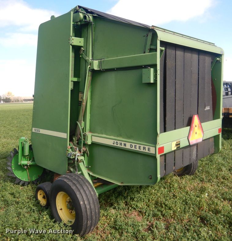 image for item HU9320 1985 John Deere 530  round baler