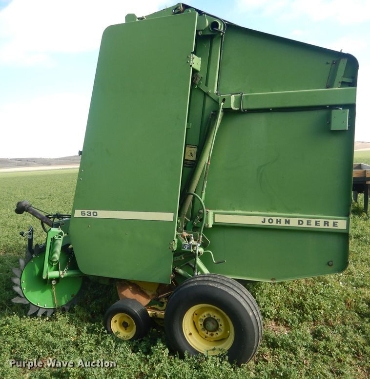 image for item HU9320 1985 John Deere 530  round baler