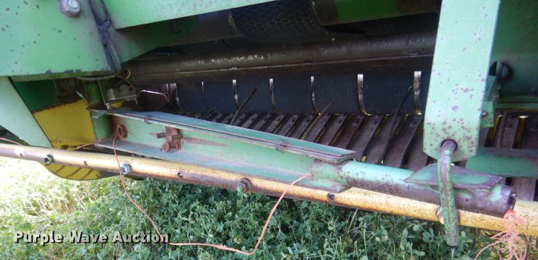 image for item HU9320 1985 John Deere 530  round baler