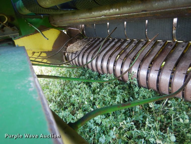 image for item HU9320 1985 John Deere 530  round baler