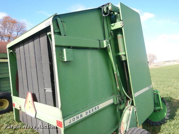 image for item HU9320 1985 John Deere 530  round baler