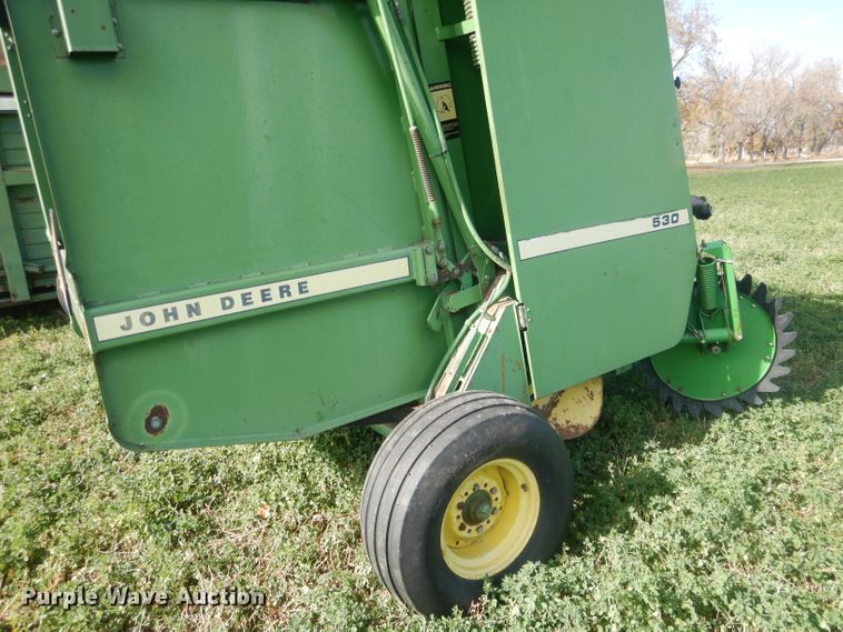 image for item HU9320 1985 John Deere 530  round baler