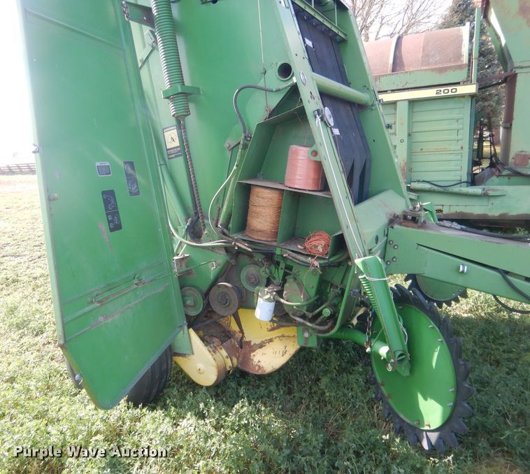 image for item HU9320 1985 John Deere 530  round baler