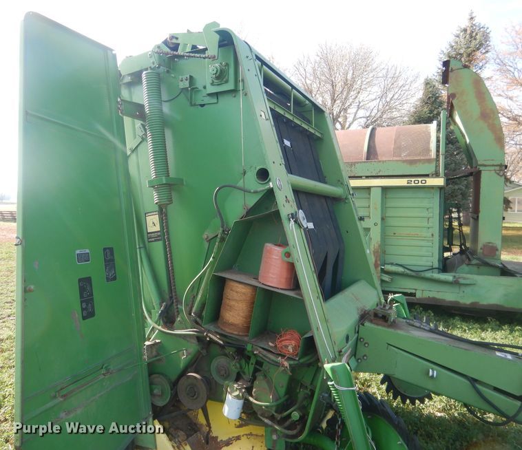 image for item HU9320 1985 John Deere 530  round baler