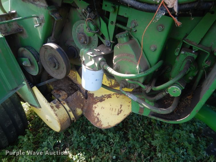 image for item HU9320 1985 John Deere 530  round baler