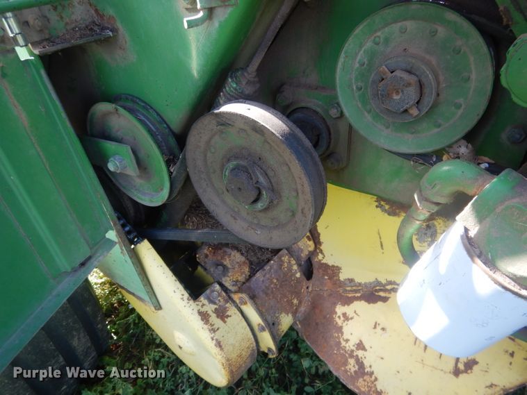 image for item HU9320 1985 John Deere 530  round baler