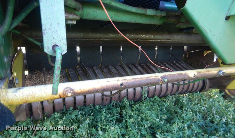 image for item HU9320 1985 John Deere 530  round baler