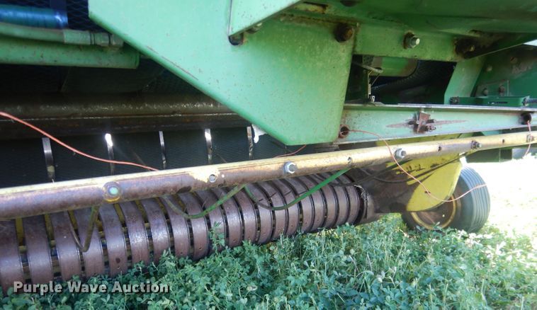 image for item HU9320 1985 John Deere 530  round baler