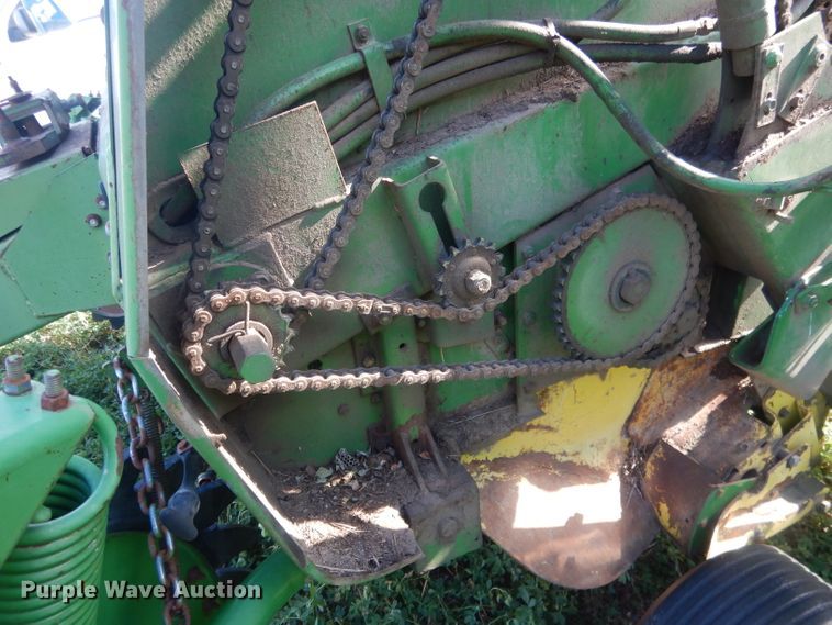image for item HU9320 1985 John Deere 530  round baler