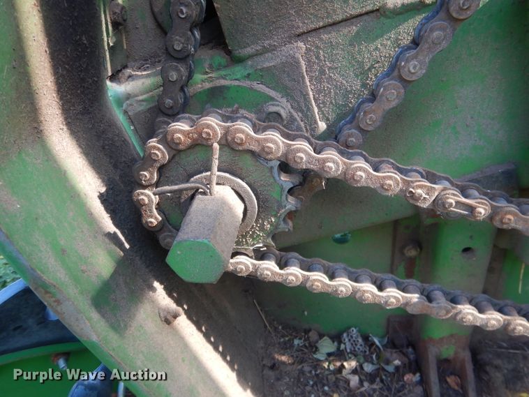 image for item HU9320 1985 John Deere 530  round baler