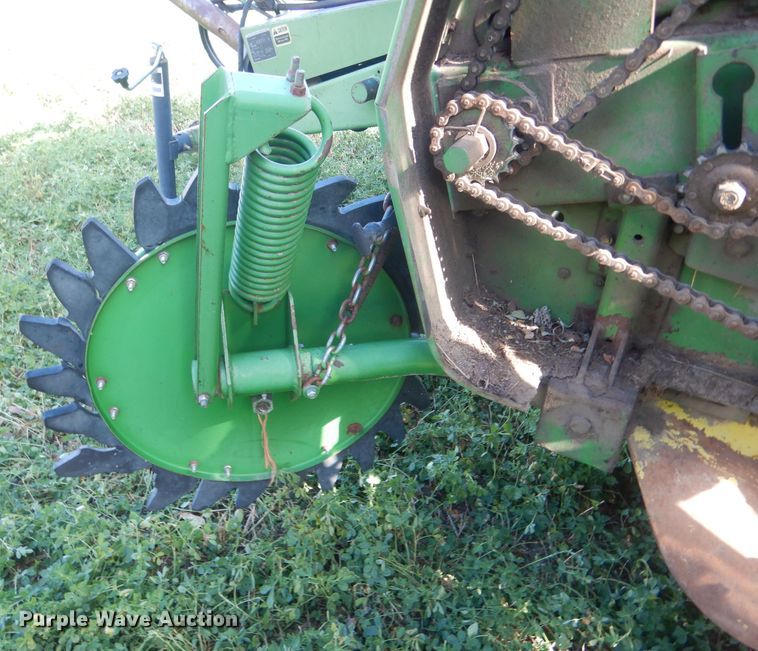 image for item HU9320 1985 John Deere 530  round baler