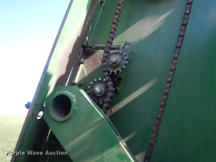 image for item HU9320 1985 John Deere 530  round baler