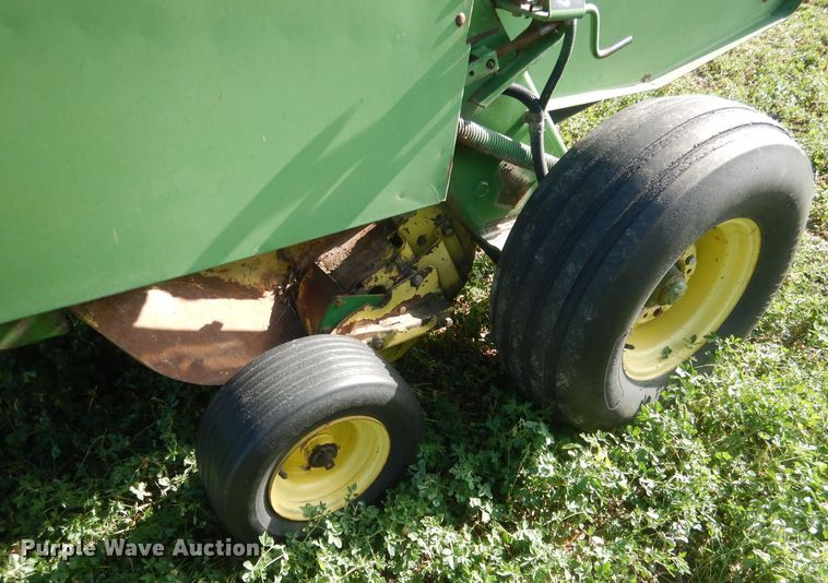 image for item HU9320 1985 John Deere 530  round baler