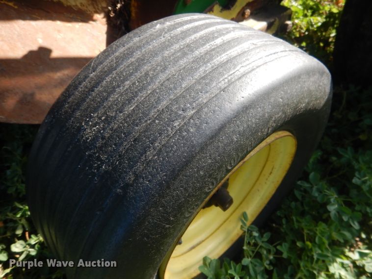 image for item HU9320 1985 John Deere 530  round baler