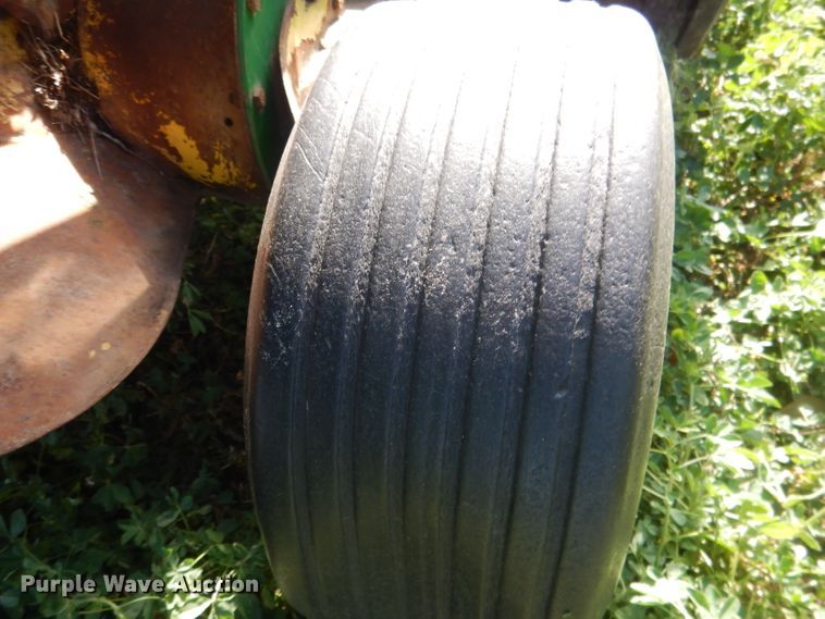 image for item HU9320 1985 John Deere 530  round baler