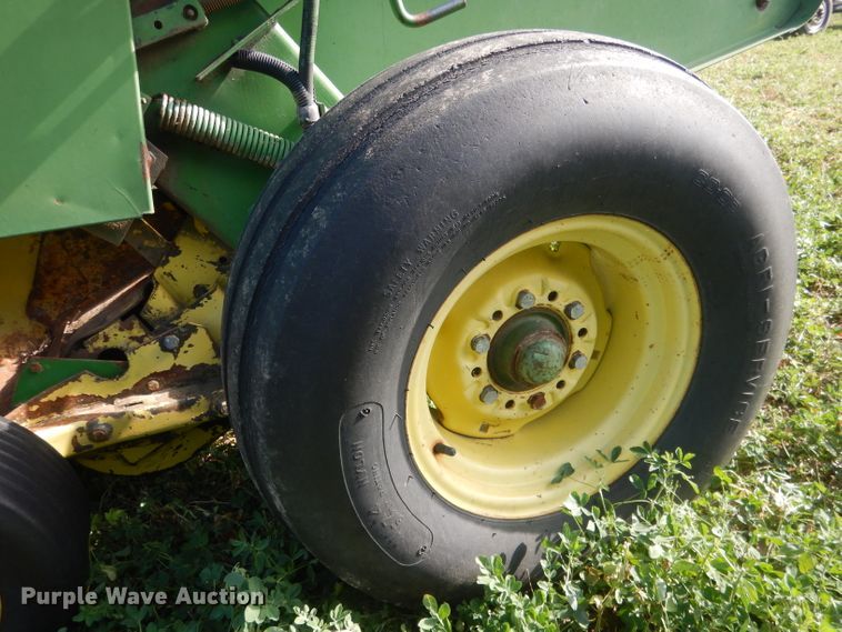 image for item HU9320 1985 John Deere 530  round baler