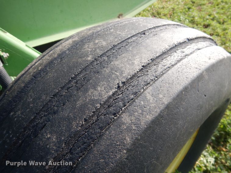 image for item HU9320 1985 John Deere 530  round baler