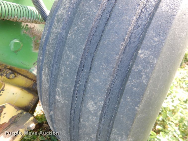 image for item HU9320 1985 John Deere 530  round baler