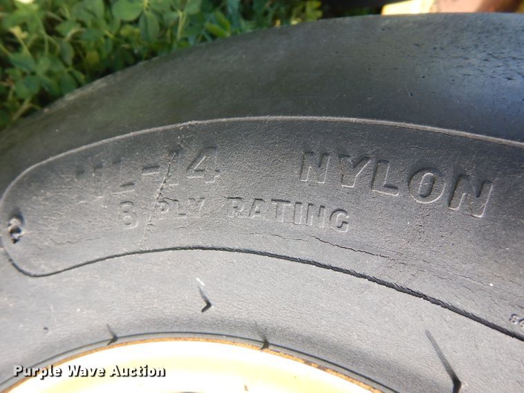 image for item HU9320 1985 John Deere 530  round baler