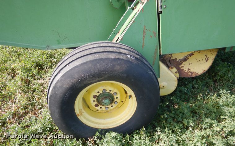 image for item HU9320 1985 John Deere 530  round baler