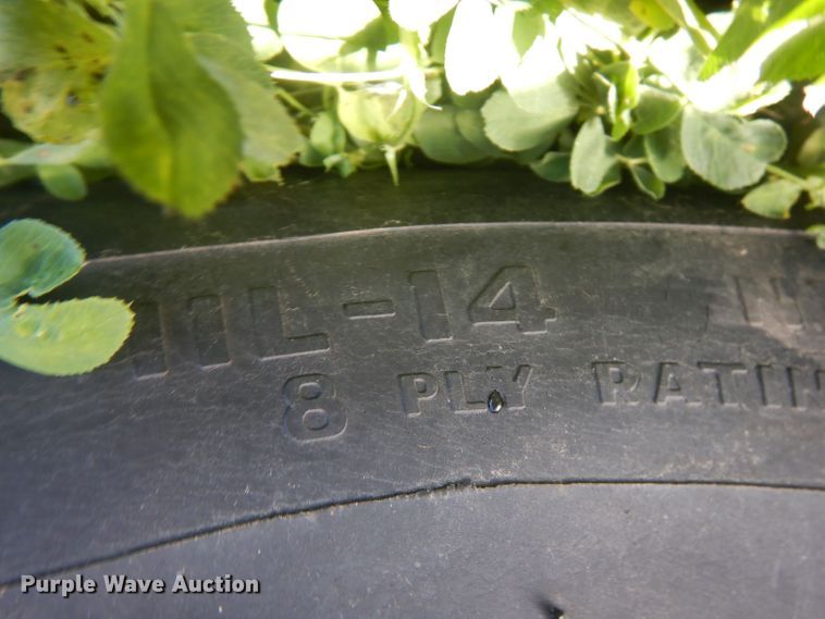 image for item HU9320 1985 John Deere 530  round baler