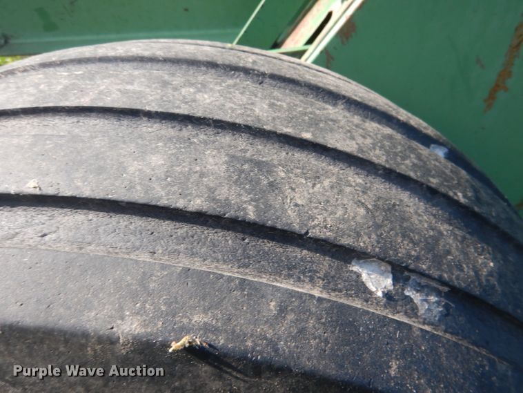 image for item HU9320 1985 John Deere 530  round baler