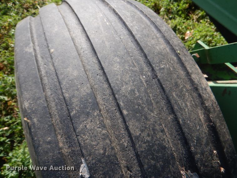 image for item HU9320 1985 John Deere 530  round baler