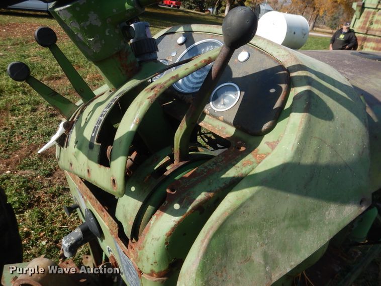 image for item HU9324 1961 John Deere 2010  tractor