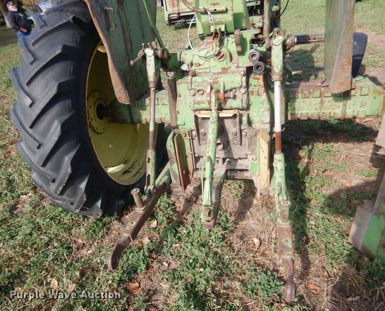 image for item HU9324 1961 John Deere 2010  tractor