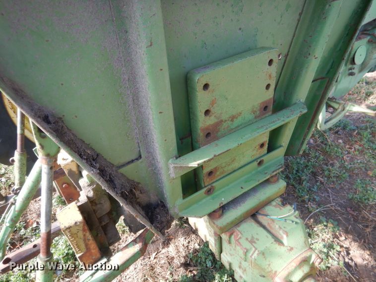 image for item HU9324 1961 John Deere 2010  tractor