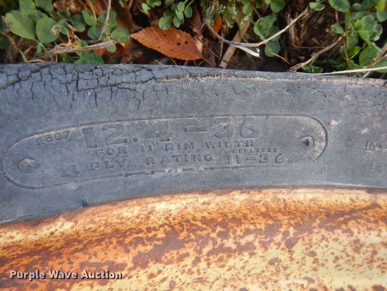 image for item HU9324 1961 John Deere 2010  tractor