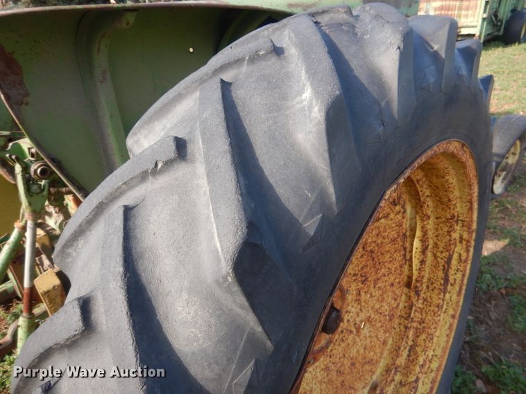 image for item HU9324 1961 John Deere 2010  tractor