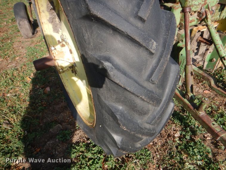 image for item HU9324 1961 John Deere 2010  tractor