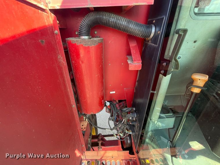image for item ID9536 1998 Case IH 2388  combine