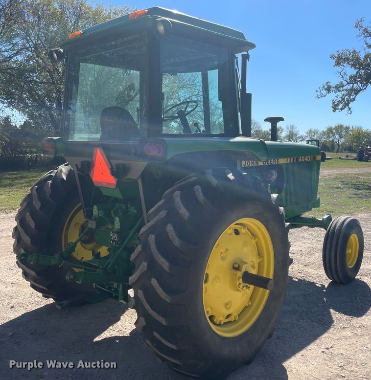 image for item IX9503 1979 John Deere 4240  tractor