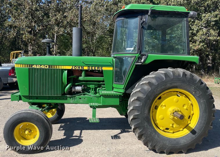 image for item IX9503 1979 John Deere 4240  tractor