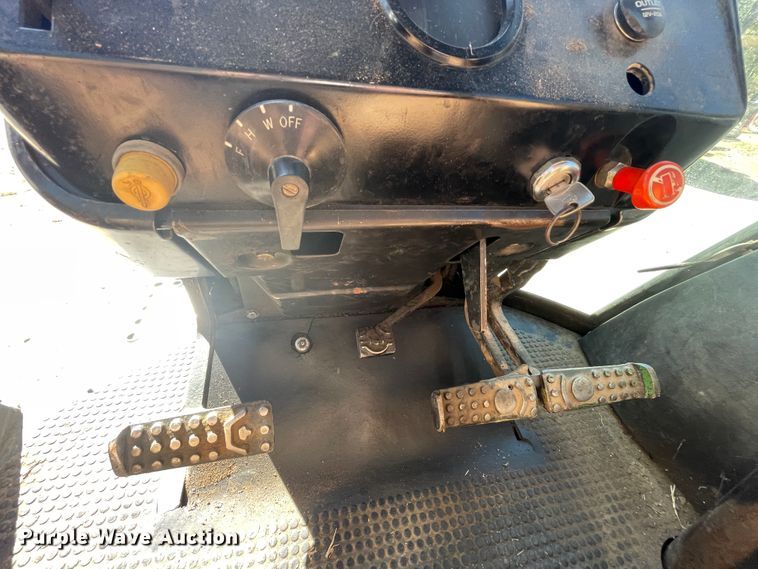 image for item IX9503 1979 John Deere 4240  tractor