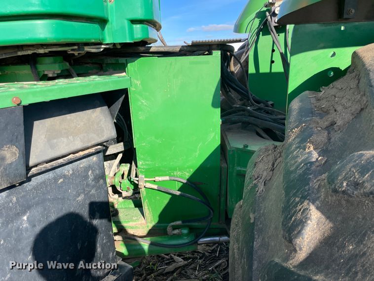 image for item IX9519 2003 John Deere 9520  4WD tractor