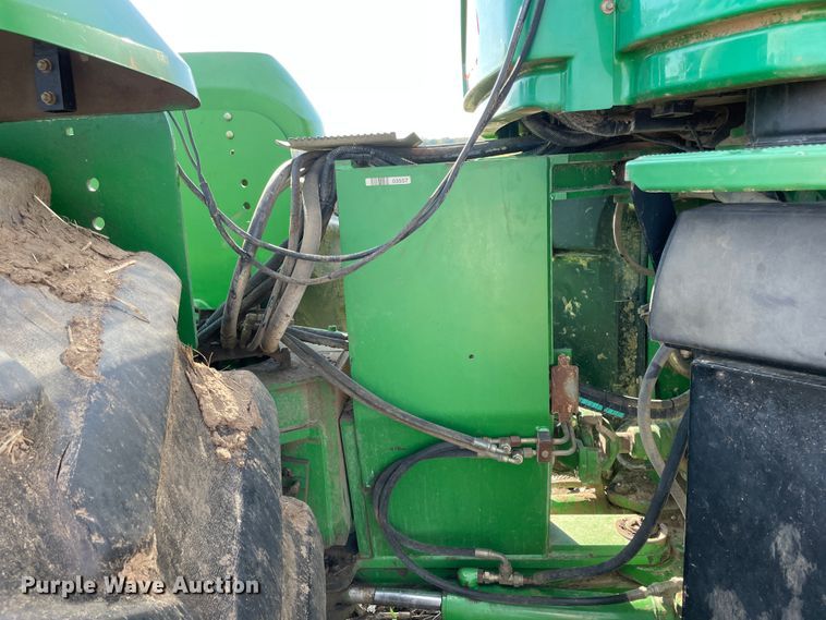 image for item IX9519 2003 John Deere 9520  4WD tractor