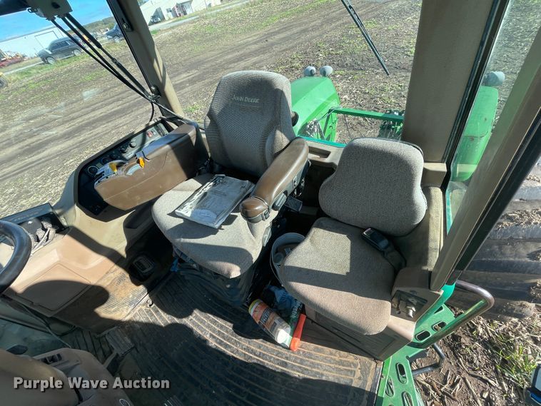 image for item IX9519 2003 John Deere 9520  4WD tractor