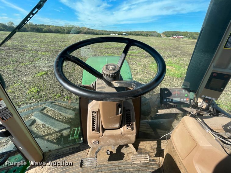 image for item IX9519 2003 John Deere 9520  4WD tractor