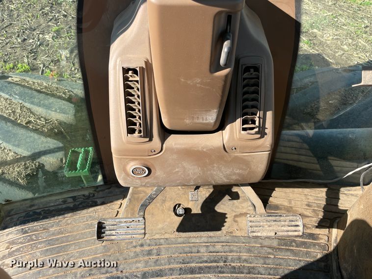 image for item IX9519 2003 John Deere 9520  4WD tractor