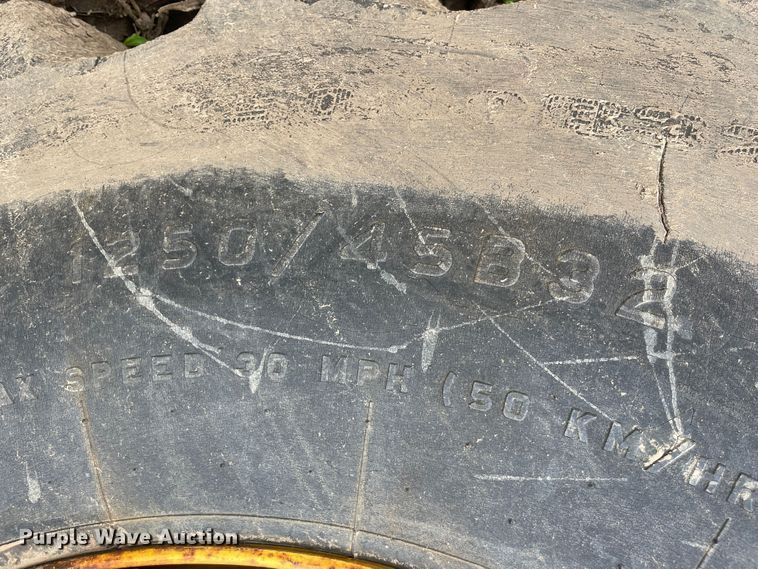 image for item IX9519 2003 John Deere 9520  4WD tractor