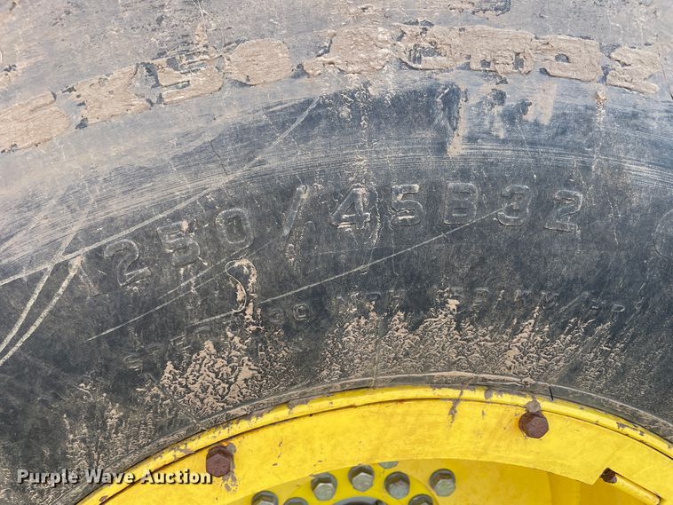 image for item IX9519 2003 John Deere 9520  4WD tractor